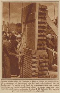 109518 Afbeelding van de eerste steenlegging van het nieuwe gebouw van het Stedelijk Gymnasium (Homeruslaan 40) te ...